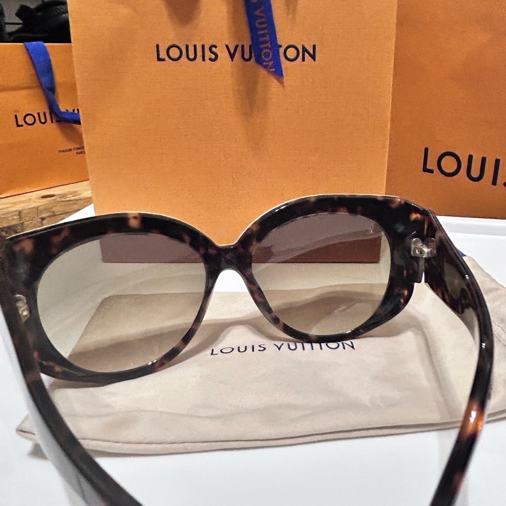Louis Vuitton Black and Gold Sunglasses - Picture 8 of 11